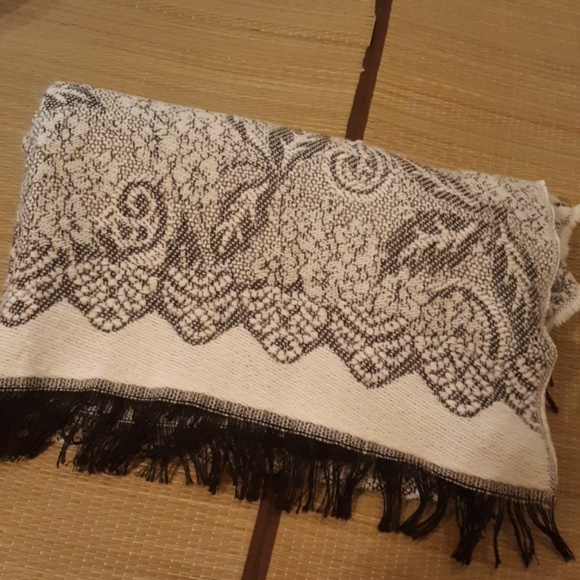 Absolutely beautiful blanket wrap scarf - Picture 6 of 6